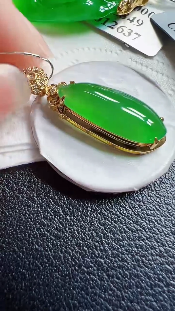 颈饰18K金镶嵌翡翠瓜