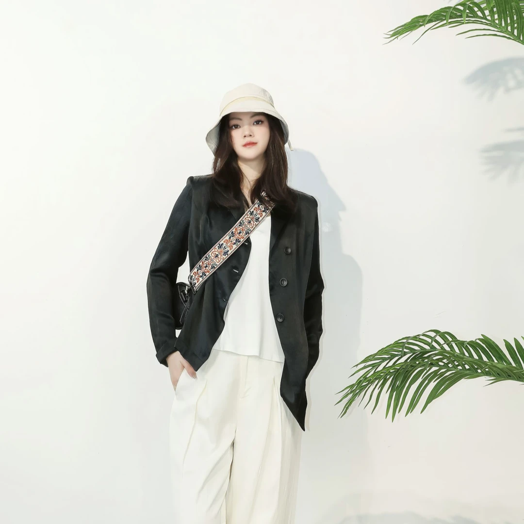 布伊轨道2025夏季新款黑色修身外套W6689C