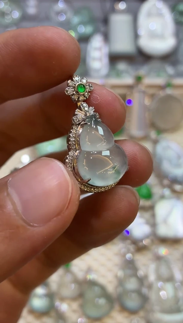 吊坠(不含链)18K金镶嵌翡翠葫芦