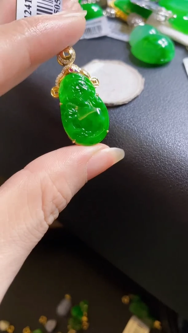 翡翠18K金镶嵌颈饰吊坠