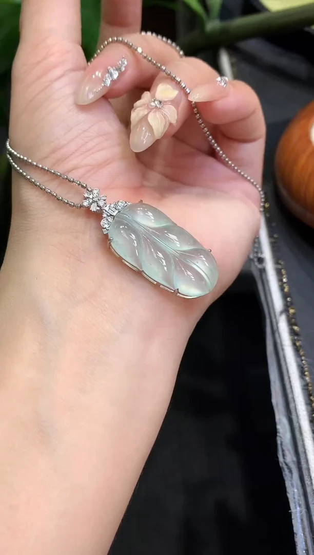 18K金镶嵌挂件翡翠叶子不含链