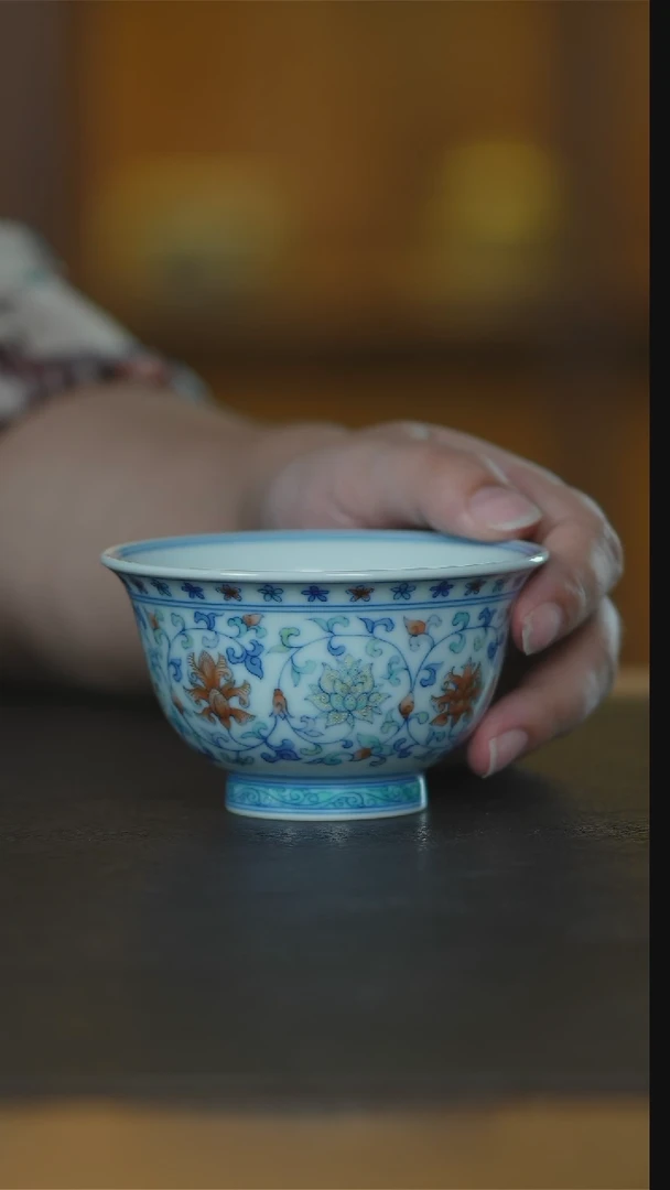 斗彩缠枝莲压手杯