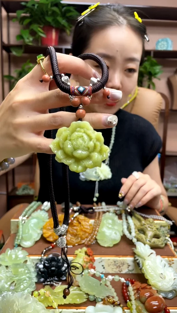未镶嵌岫玉颈饰·