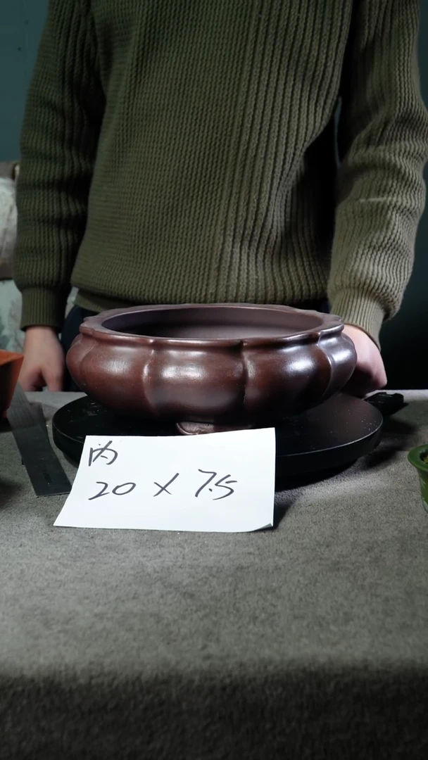 A宜兴紫砂小花盆