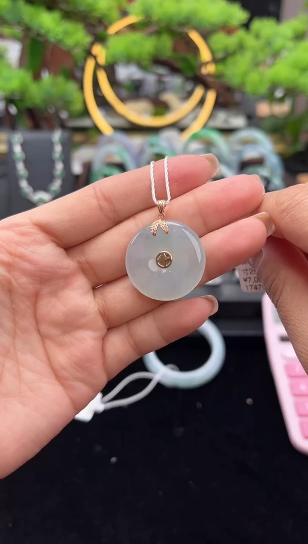 颈饰18K金镶嵌翡翠吊坠