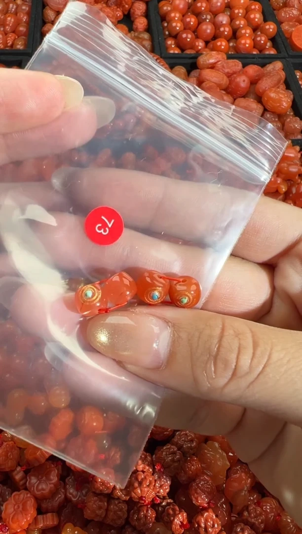南红玛瑙未镶嵌颈饰1