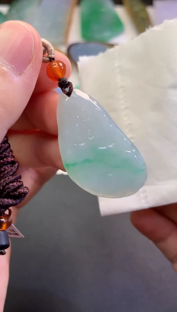 翡翠未镶嵌吊坠(不含链)84