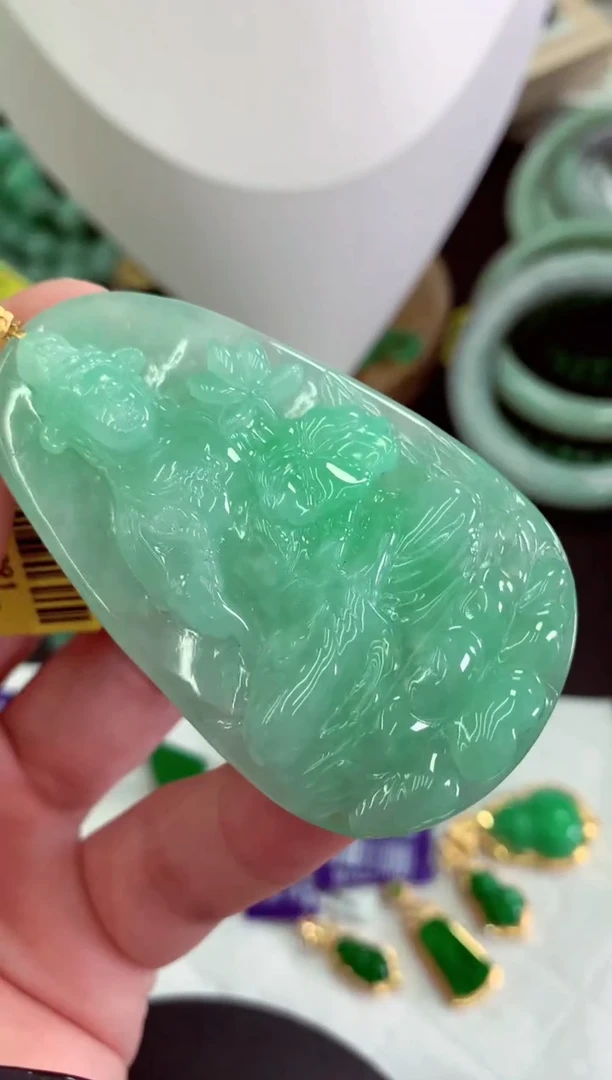 翡翠18K金镶嵌颈饰挂件