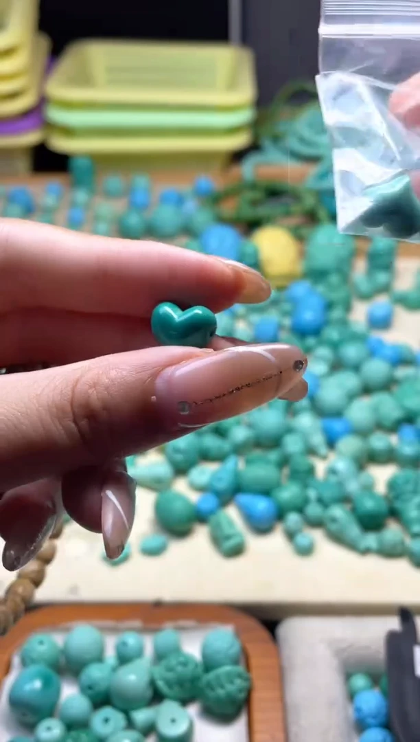 无非金属绿色爱心左右孔