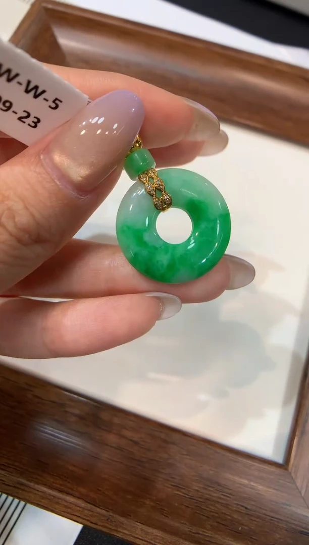 颈饰18K金镶嵌翡翠甜甜圈