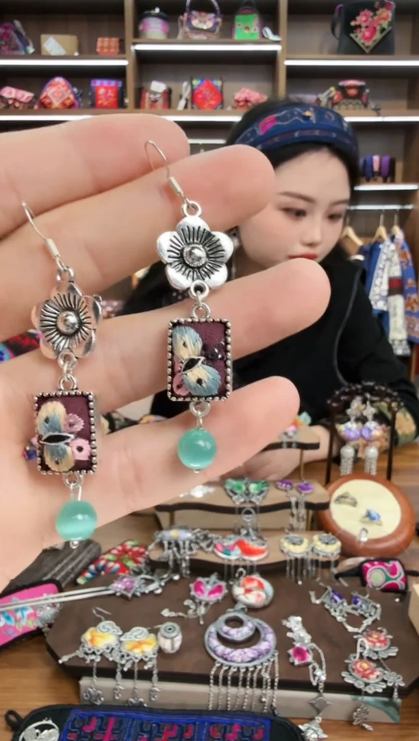 【闪购商品】织绣47蒙阿苏苗绣传承