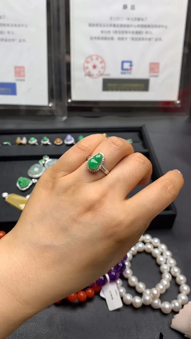 18K金镶嵌戒指翡翠满绿葫芦戒指