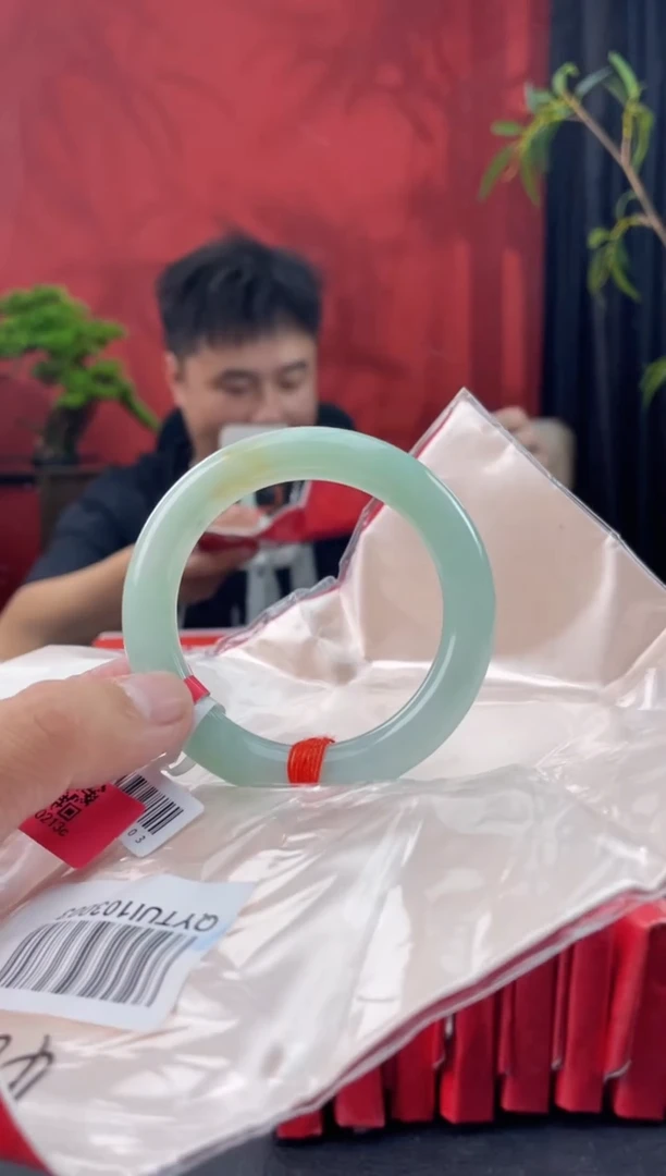 翡翠手镯未镶嵌4