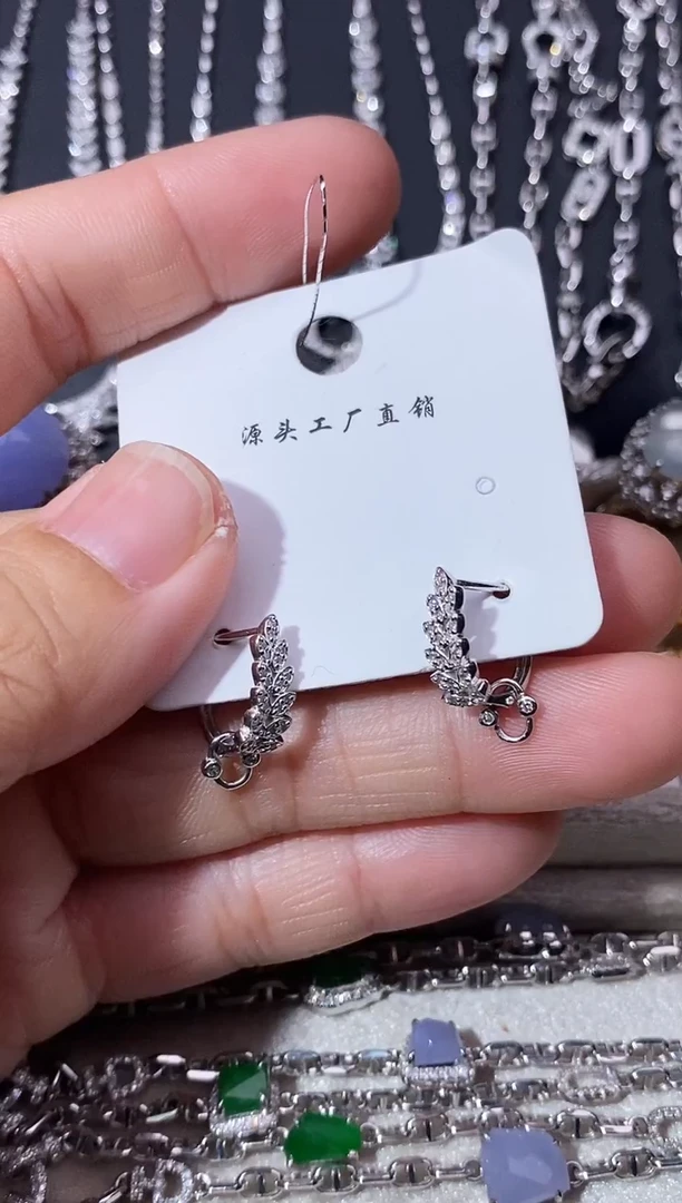 18K金镶嵌耳饰钻石耳饰