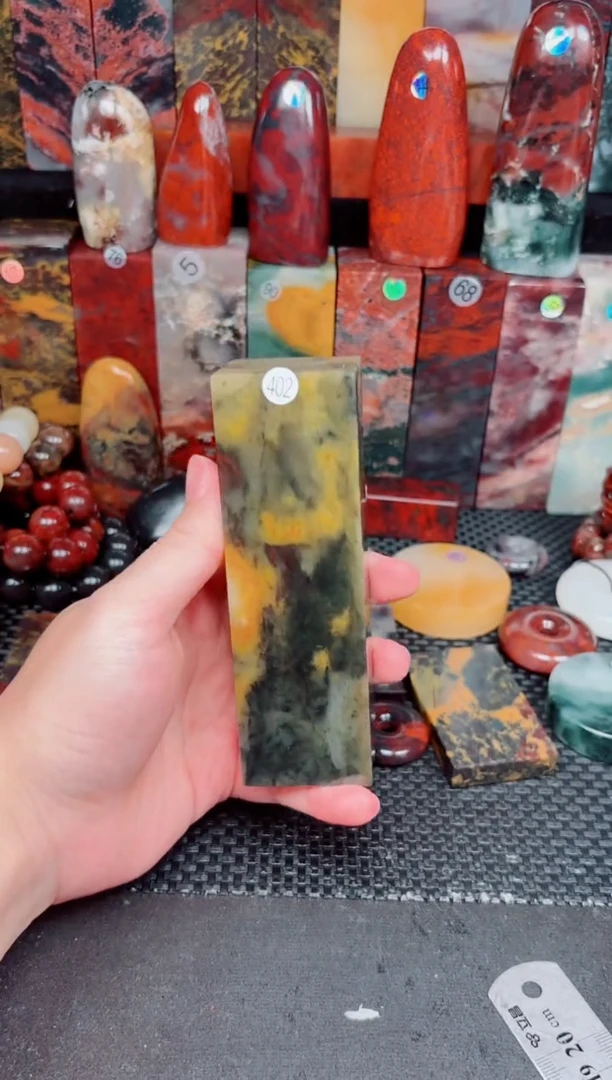 玉桂林鸡血玉印章摆件