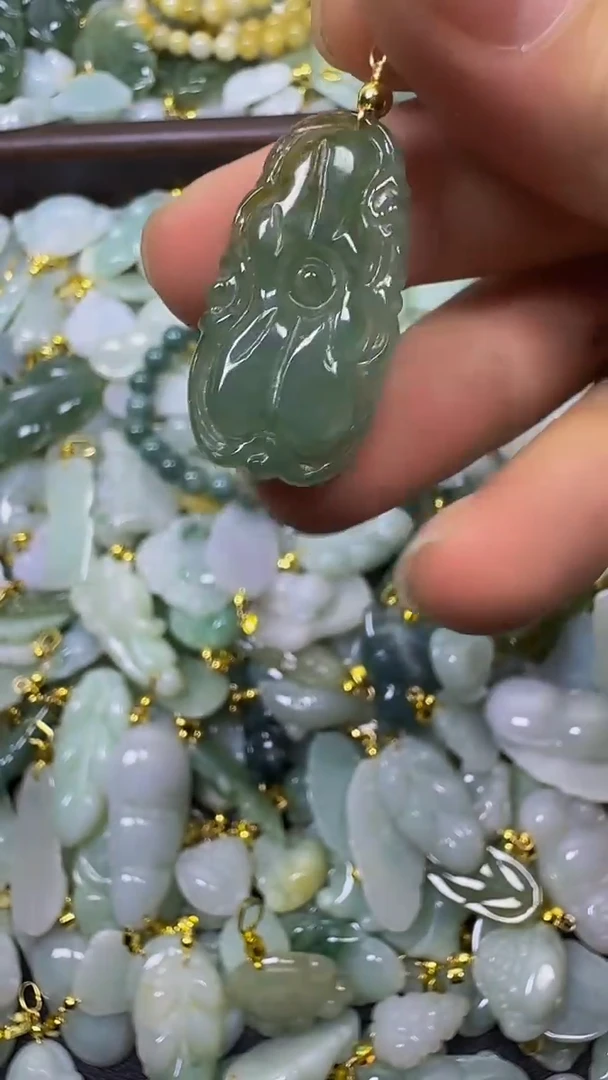 颈饰未镶嵌翡翠颈饰未嵌镶翡翠