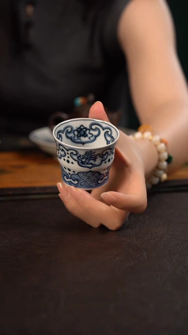 研山琢器如意纹肩竹节杯