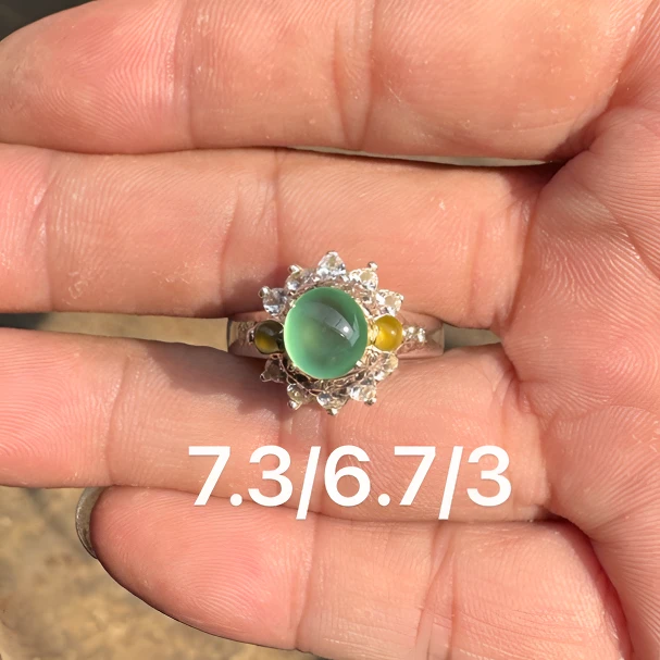 0202(小哪吒在源头)冰玻种翡翠少见薄荷晴绿戒面干净荧光足M120