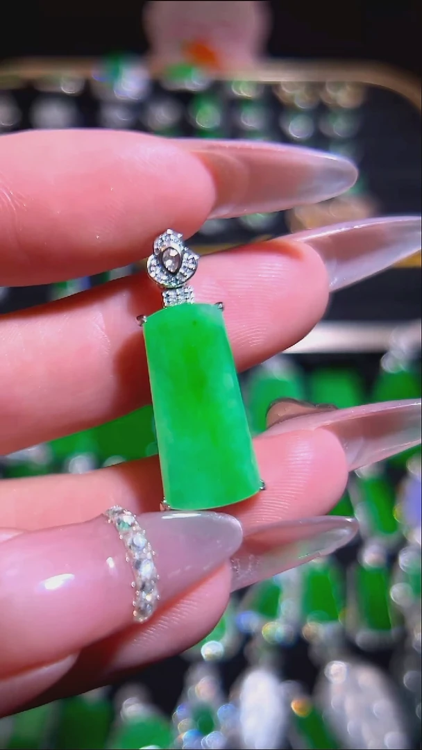 18K金镶嵌挂件翡翠吊坠