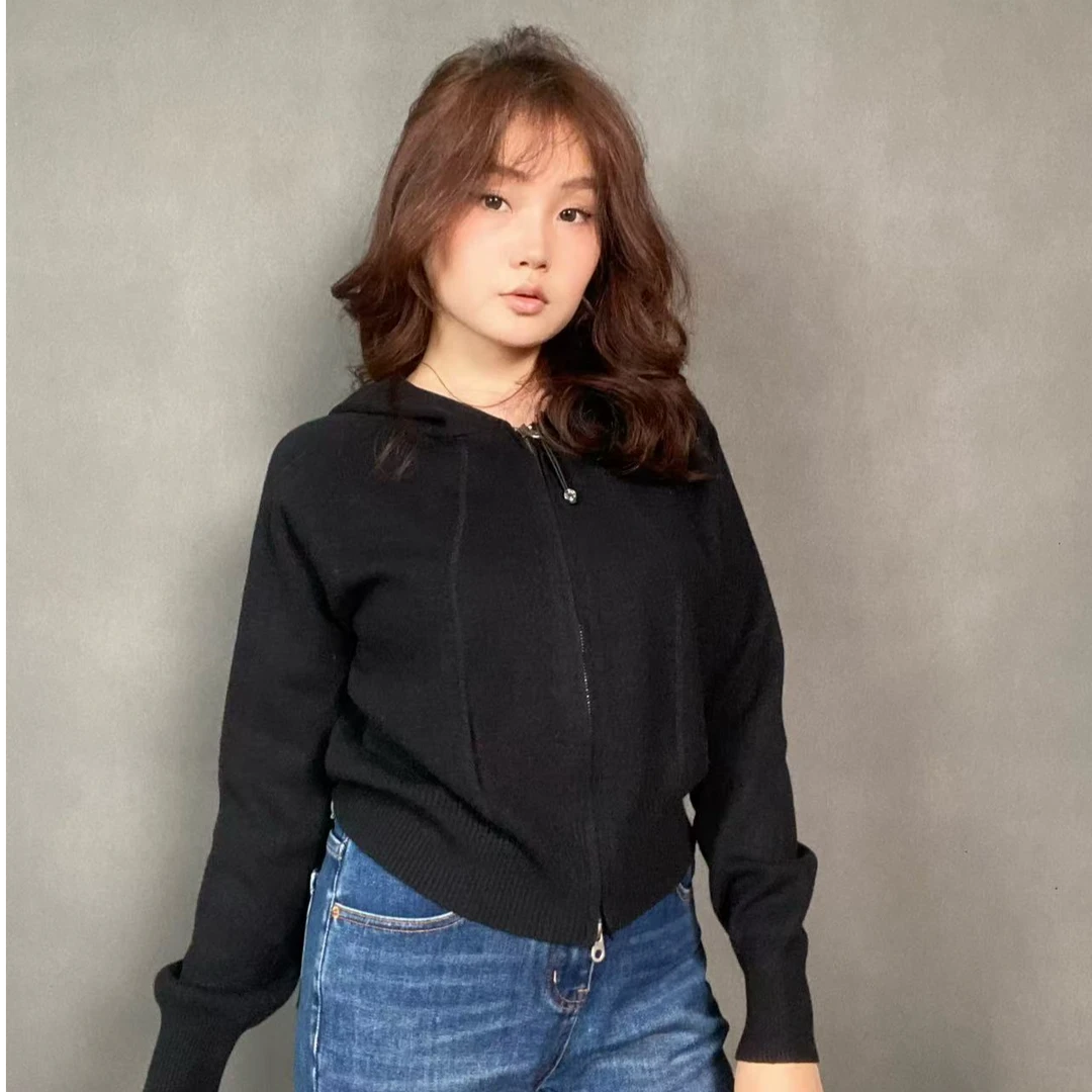 福利款三色连帽毛衣