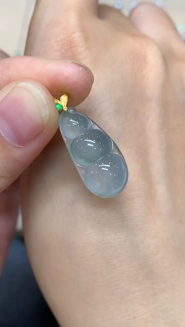 颈饰18K金镶嵌翡翠福豆【无服务费