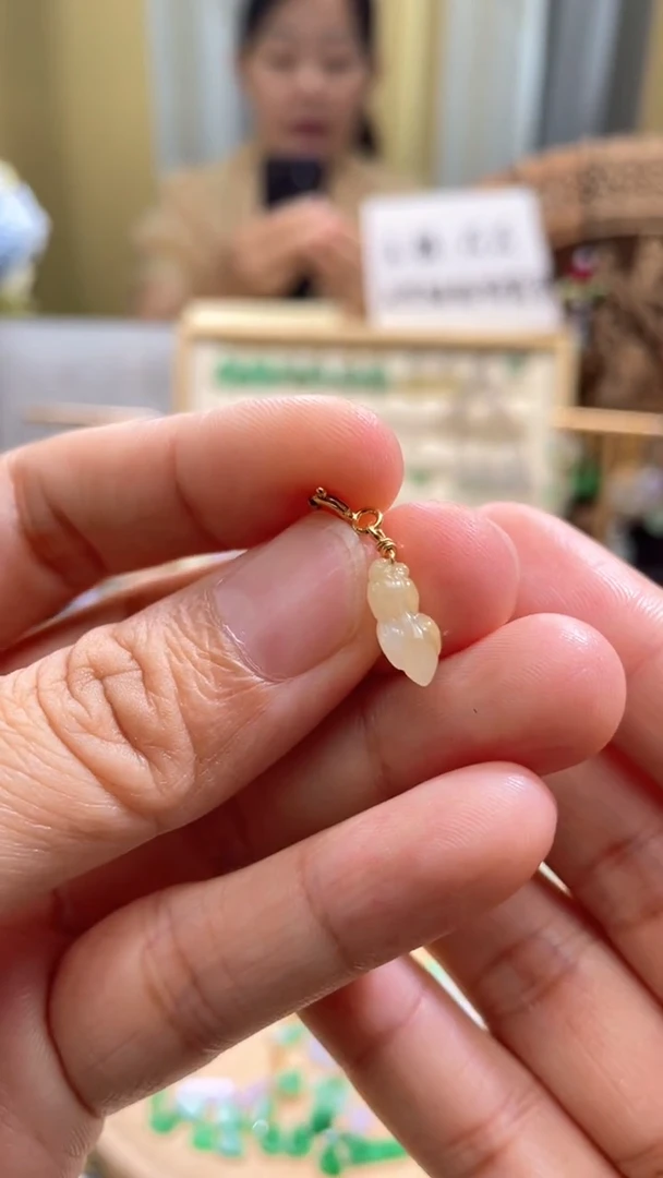 翡翠未镶嵌颈饰滴流