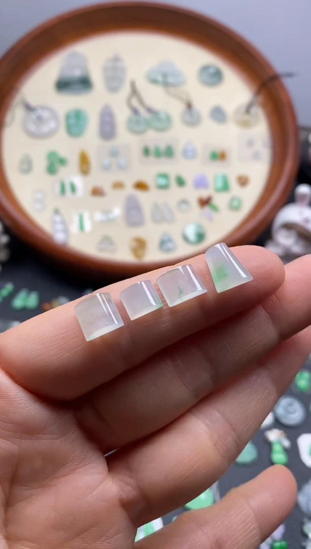 颈饰未镶嵌翡翠4颗飘緑方块/芬