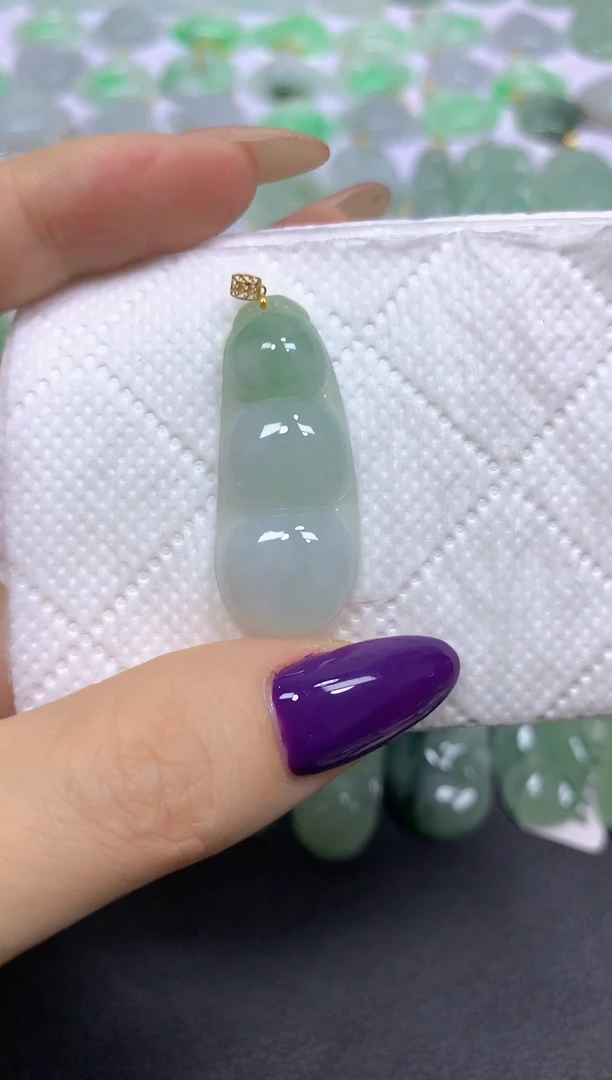 颈饰18K金镶嵌翡翠