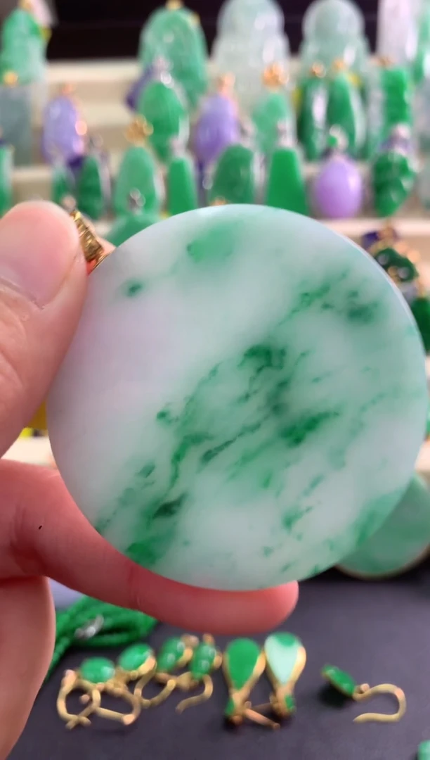 颈饰18K金镶嵌翡翠挂件