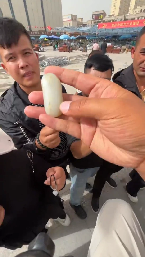 未镶嵌和田玉（糖玉）挂件和田玉