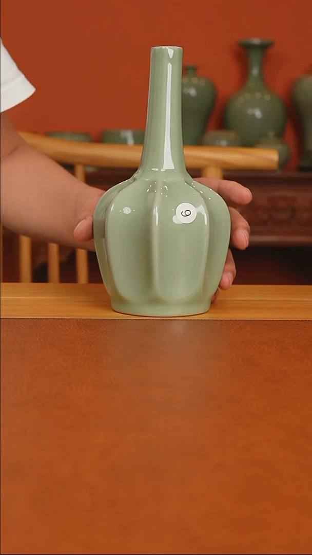 越窑秘色瓷八棱净瓶二级品