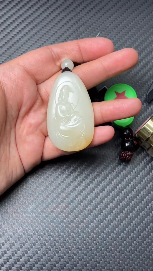 吊坠(赠链)未镶嵌和田玉且末金山微色差吊坠m