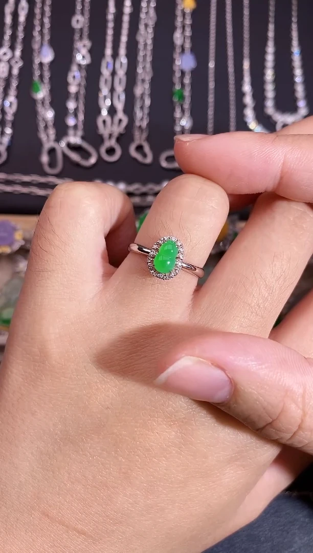 颈饰18K金镶嵌翡翠戒指