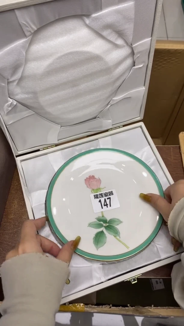 瓷片耳*隆莲瓷器欢迎大家