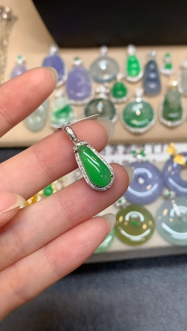 颈饰18K金镶嵌翡翠福瓜【无服务费