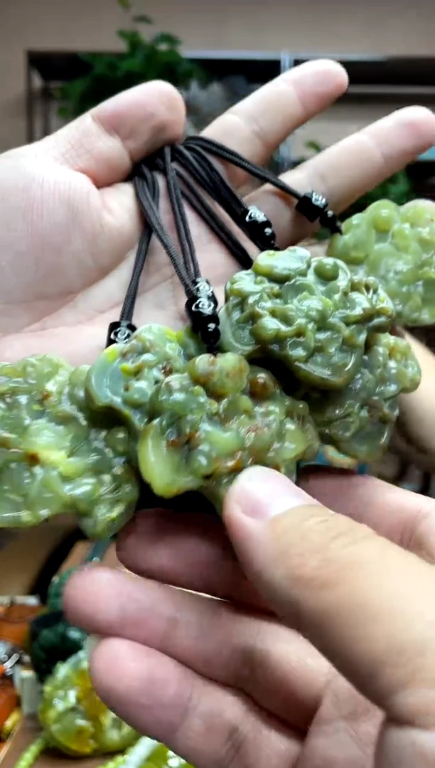未镶嵌岫玉吊坠多样性发货发其中之一