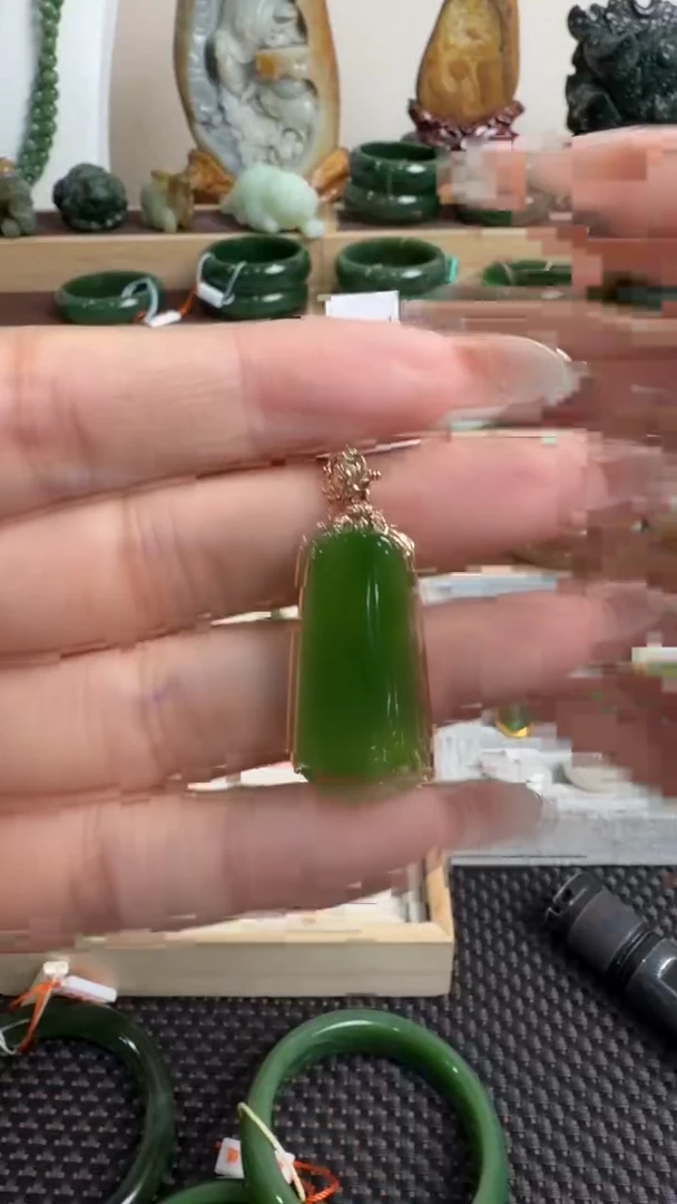 颈饰18K金镶嵌和田玉挂件