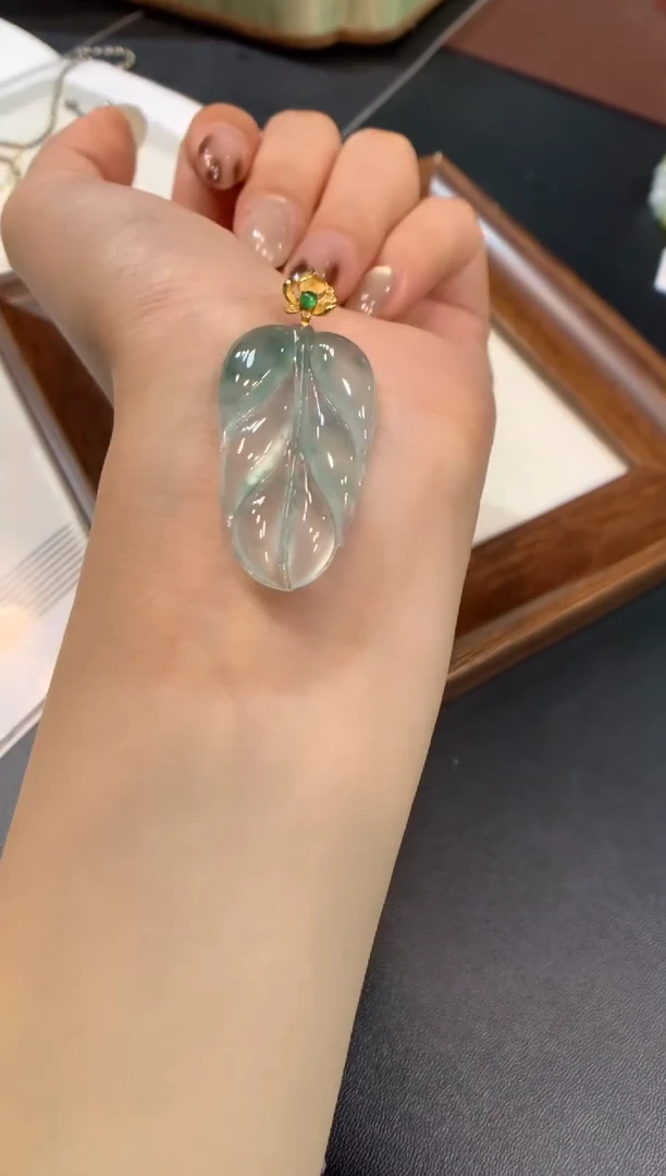 颈饰18K金镶嵌翡翠叶子