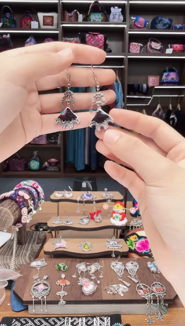 织绣137蒙阿苏苗绣传承店