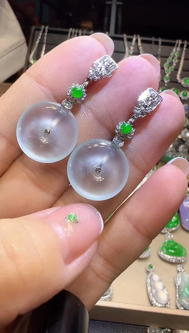 18K金镶嵌翡翠耳饰平安扣