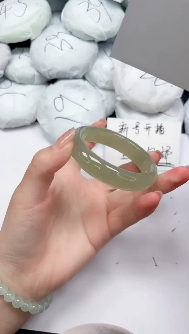 未镶嵌手镯石英质玉A26/5354