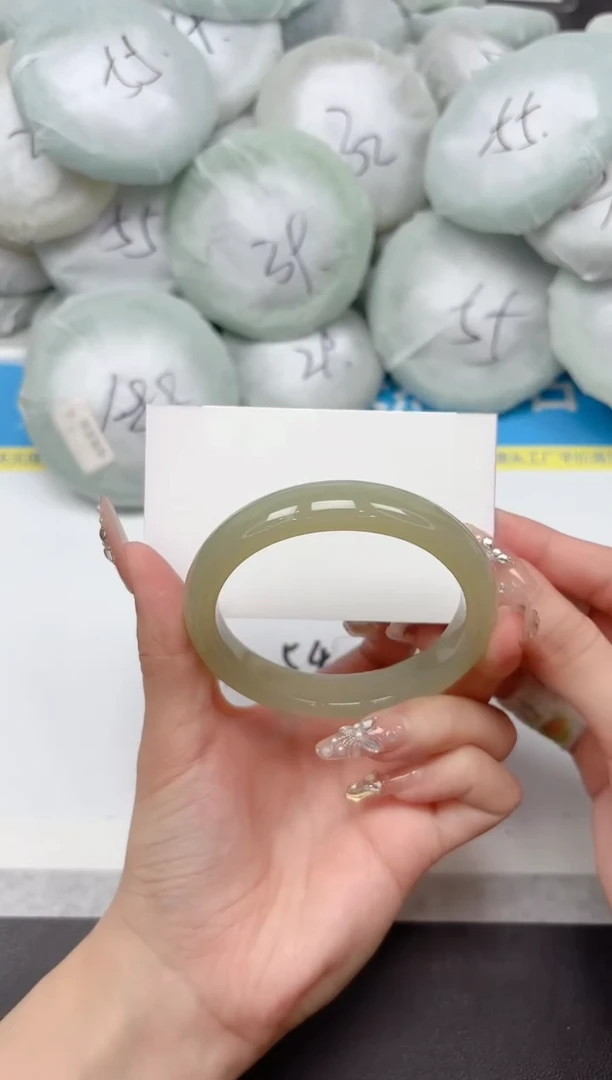 未镶嵌手镯石英质玉45-57.3