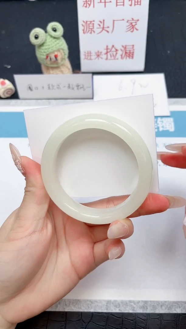 【闪购商品】石英质玉手镯未镶嵌137-58