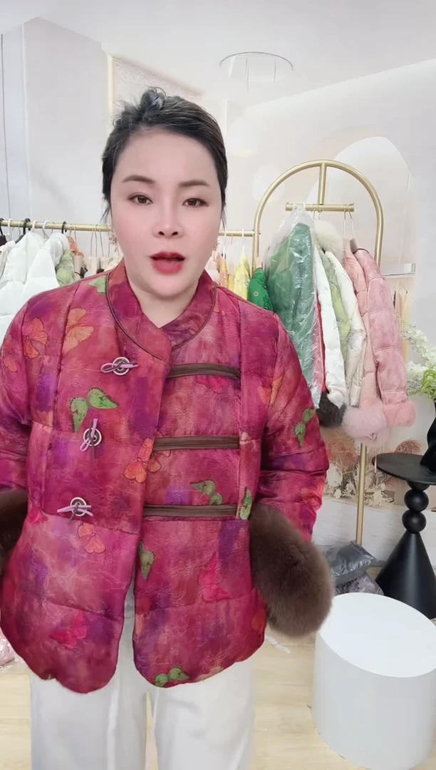 8号红色蝴蝶羽绒服1件