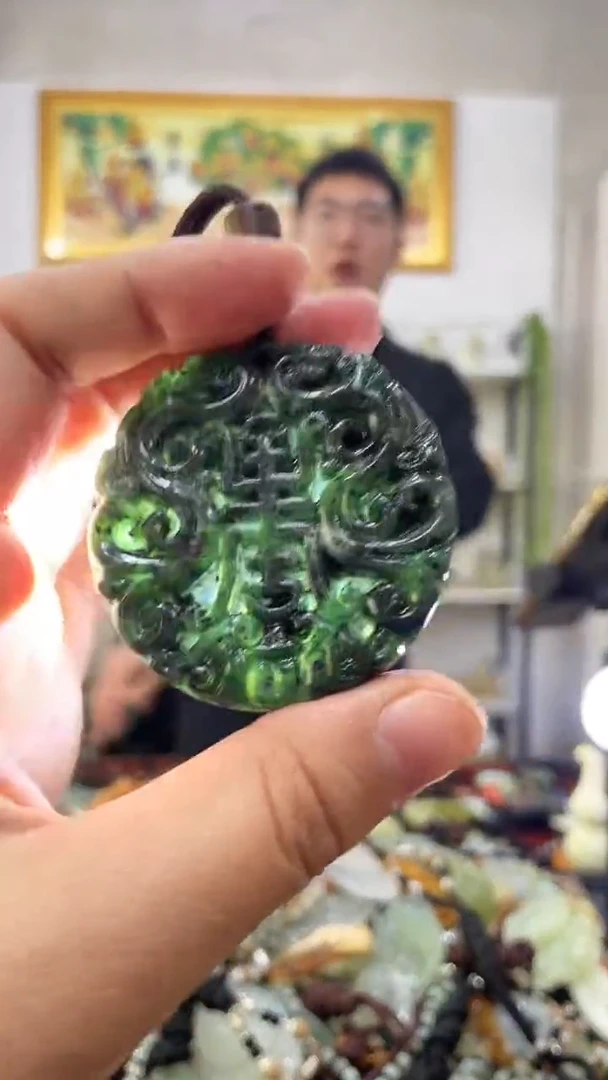 未镶嵌蛇纹石玉吊坠