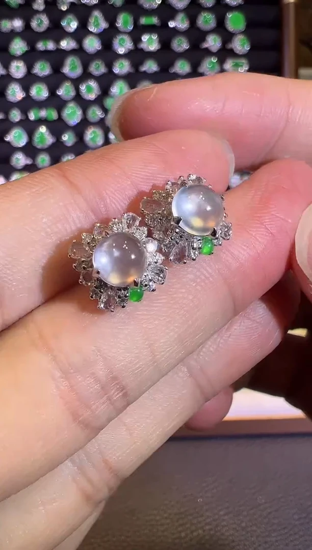 【闪购商品】翡翠耳饰18K金镶嵌玻璃种极光白蛋面耳钉