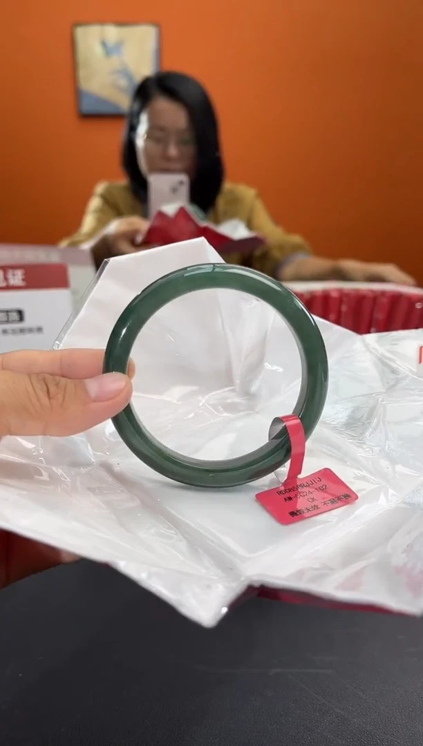 翡翠手镯未镶嵌翡翠手镯