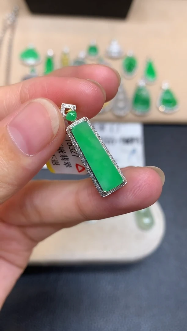 颈饰18K金镶嵌翡翠无事牌【无服务费