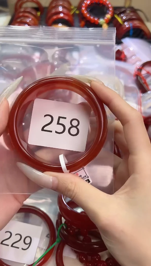 玛瑙/玉髓手镯未镶嵌62圈口*258