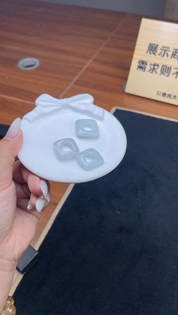 【闪购商品】翡翠颈饰未镶嵌24110101A方心多样性发一件